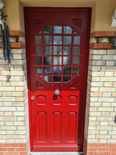 Restauration et pose d'une porte d'entrée en bois par Lorenove Orgeval