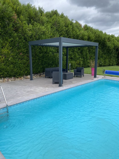 Pose d'une pergola bioclimatique