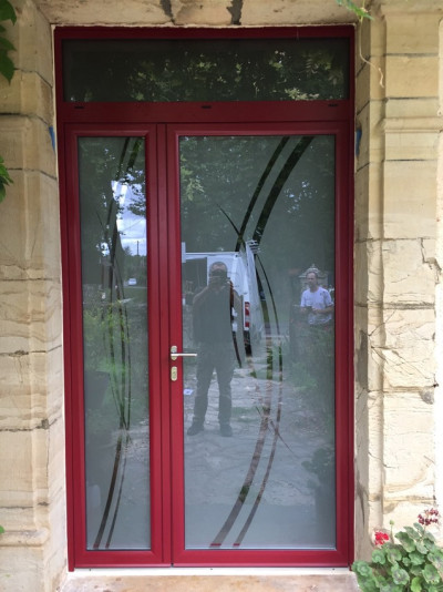 Pose d'une porte d'entrée en aluminium à Decazville (12)