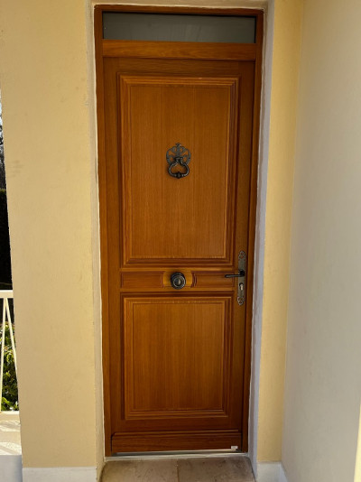 Pose d'une porte d'entrée en bois à Seine Port (77)