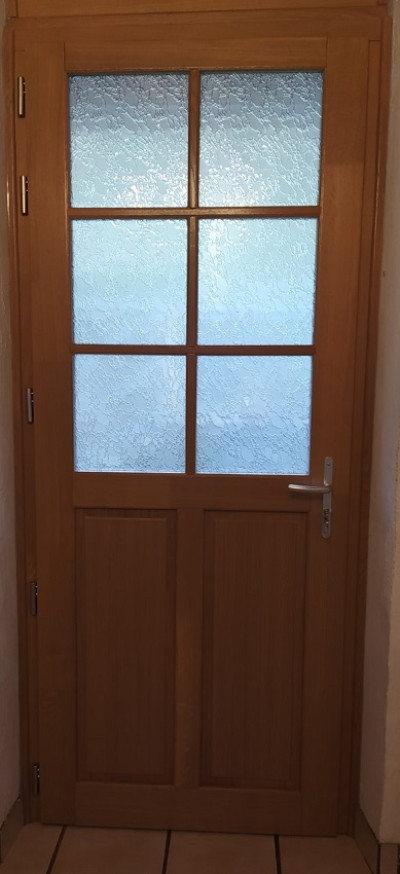 Pose d'une porte d'entrée en chêne à Decazeville (12)