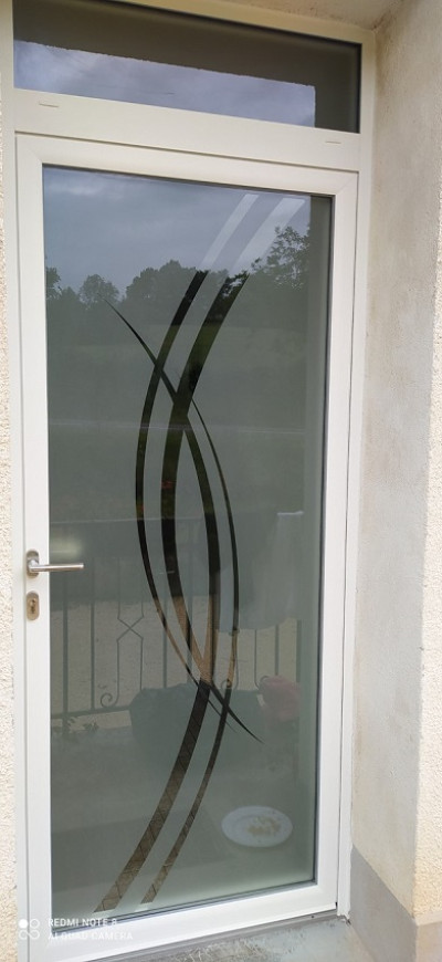 Pose d'une porte d'entrée à Decazeville