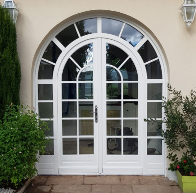 Rénovation d'une porte d'entrée cintrée à Versailles