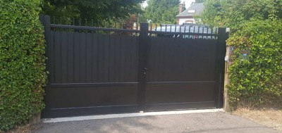 Installation d'un portail motorisé en aluminium de la marque Cetal