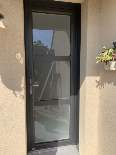 Pose d'une porte d'entrée vitrée à Éragny (95)