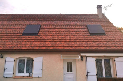 Volets roulants solaires pour fenêtres de toit
