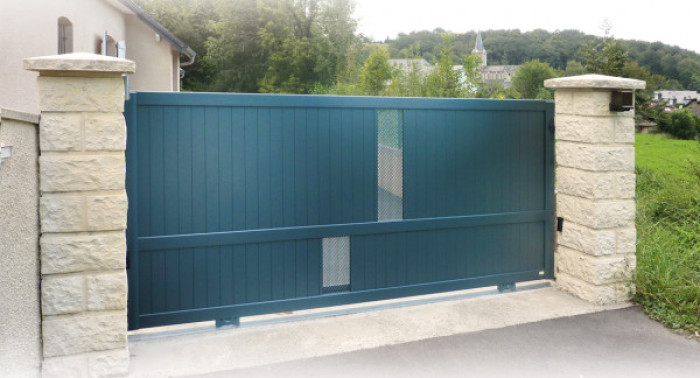 portail coulissant bleu
