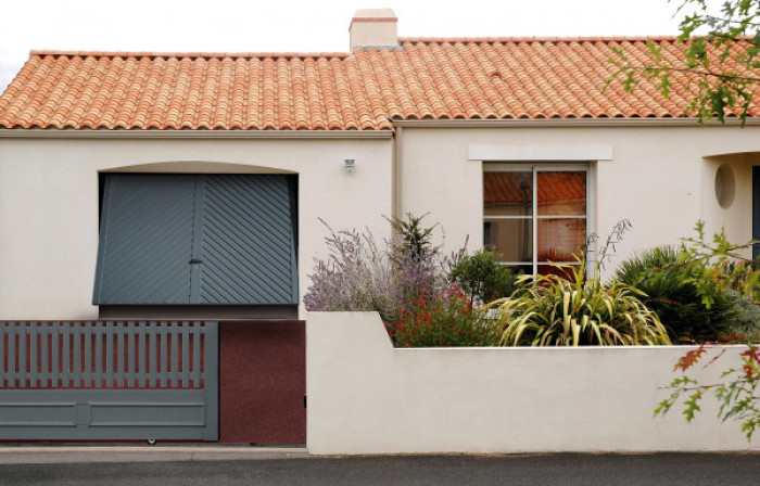 porte de garage basculante grise