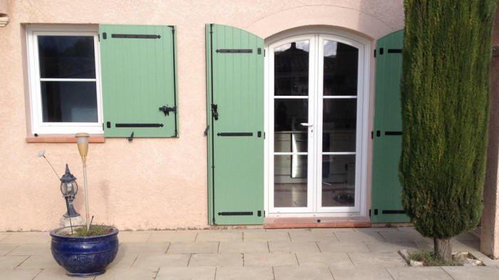 Pose de fenêtres pvc et de volets battants aluminium par AZUR WINDOW Lorenove à Trets