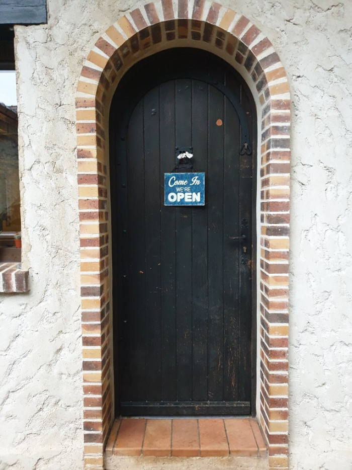 Porte d'entrée en bois avant rénovation à Coignières