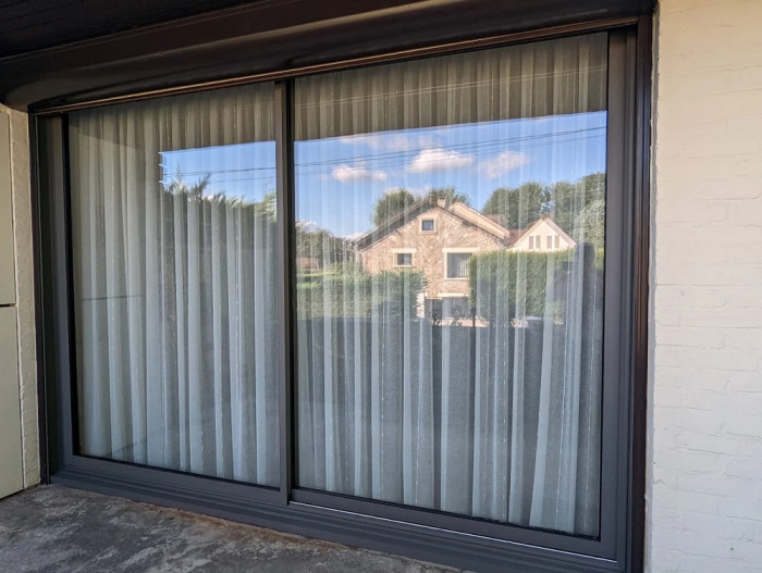 Porte-fenêtre 240 x 200 cm : une ouverture généreuse pour vos pièces de vie