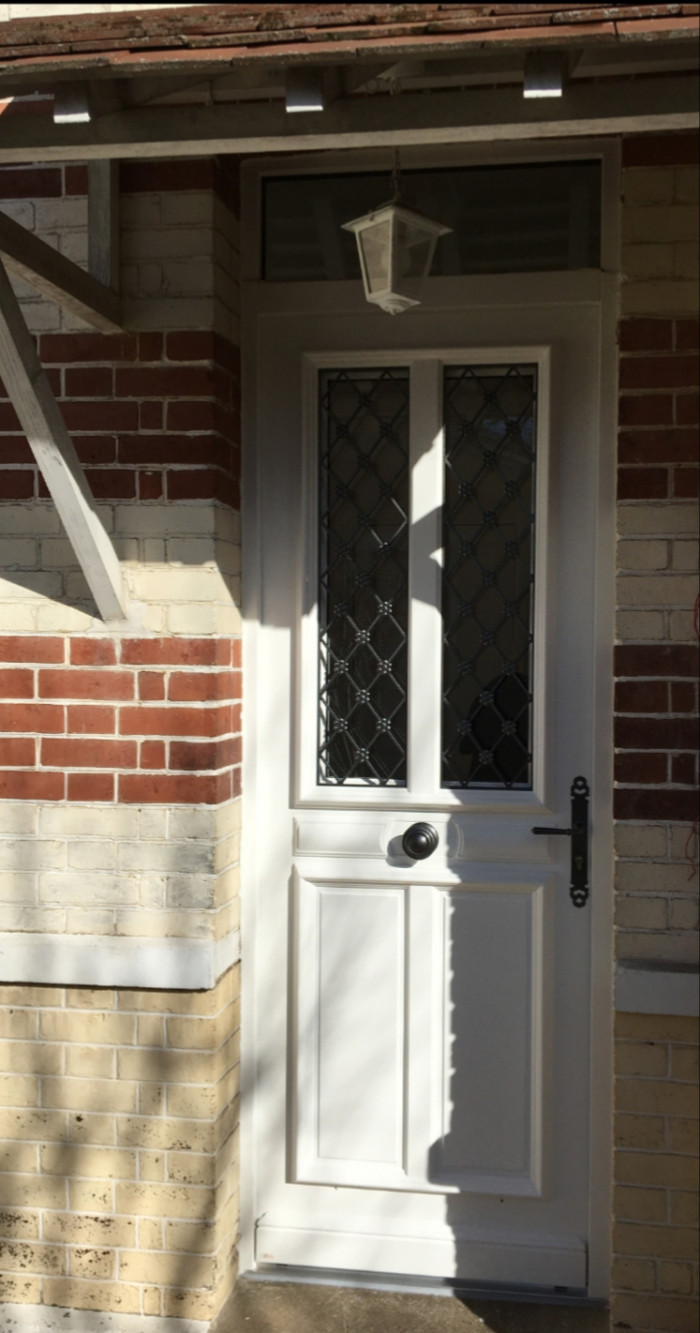 Pose de porte d'entrée en bois à Orgeval (78)