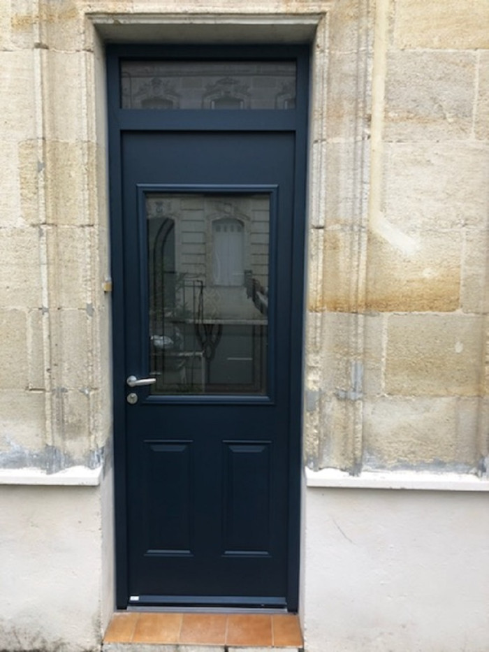 Pose d'une porte d'entrée en aluminium - Le Bouscat (33)