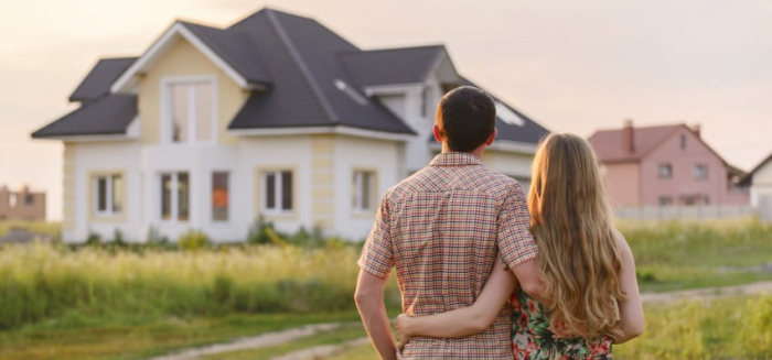 Julia et Alexis ont un projet de rénovation des fenêtres. Par où commencer ? 