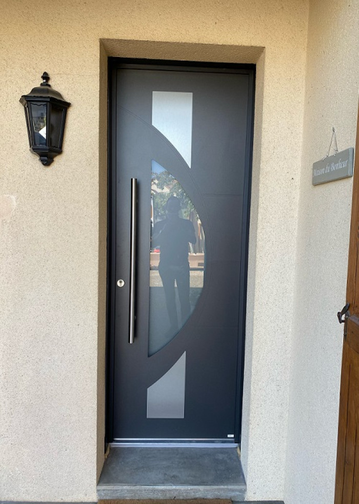 Pose d'une porte d'entrée Aluminium