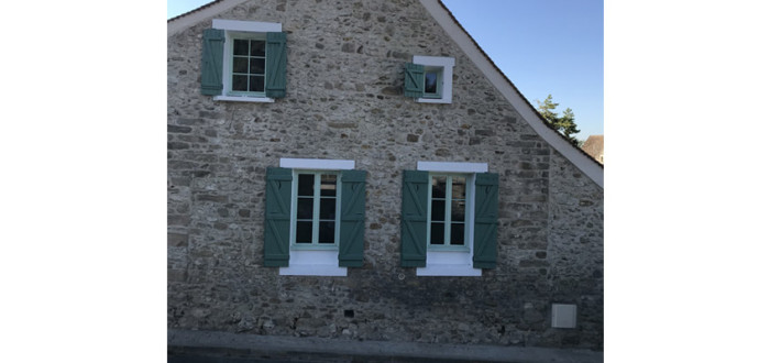 De belles fenêtres en bois pour cette maison