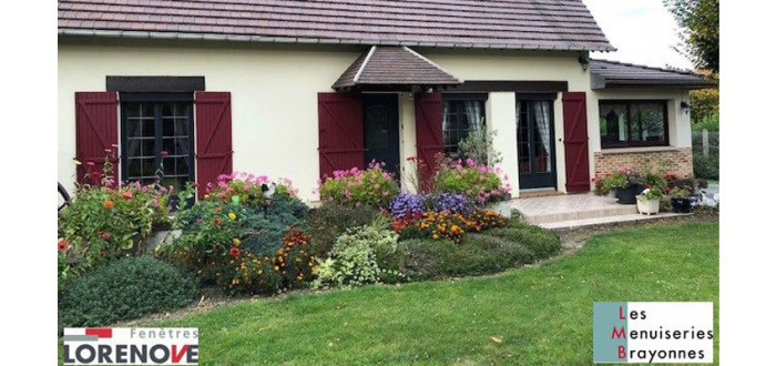 De nouvelles fenêtres, des volets roulants et une belle porte d'entrée pour cette maison