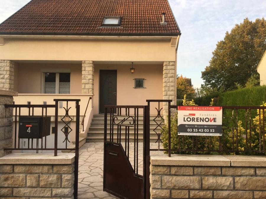 Pose d’une porte d’entrée en aluminium à Troyes