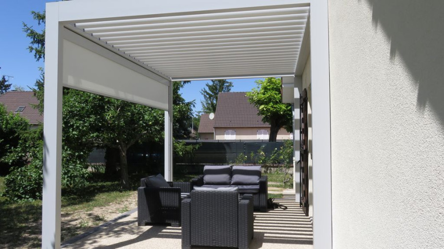 Installation de pergola bioclimatique en aluminium blanc à Troyes – Lorenove