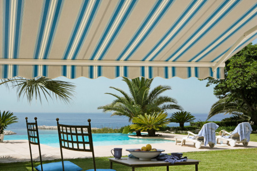 store extérieur sur un jardin avec piscine vue mer