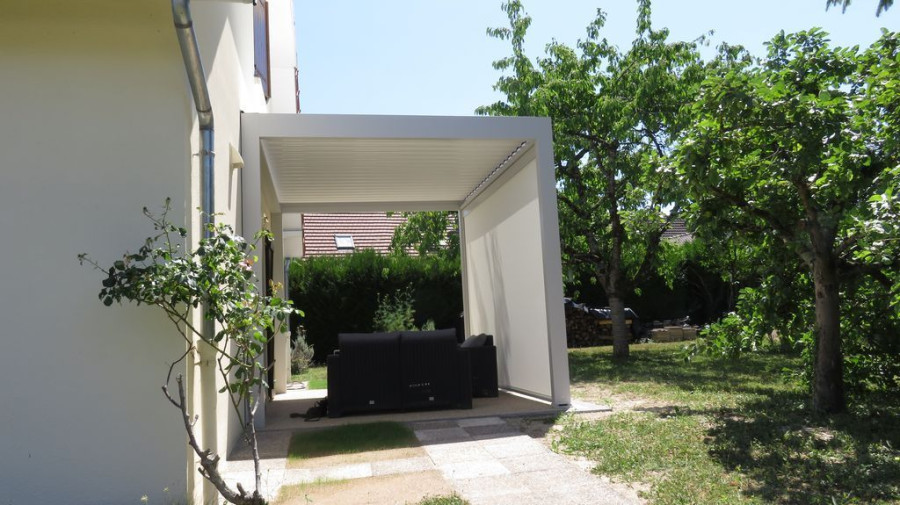 Installation de pergola bioclimatique en aluminium blanc à Troyes – Lorenove