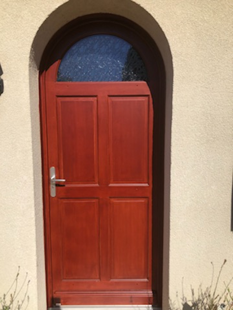 Pose d'une porte d'entrée en bois à Gargenville (78)