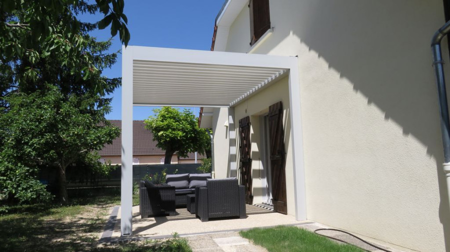 Installation de pergola bioclimatique en aluminium blanc à Troyes – Lorenove
