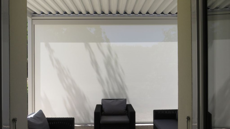 Installation de pergola bioclimatique en aluminium blanc à Troyes – Lorenove