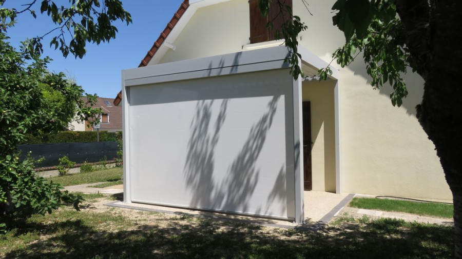 Installation de pergola bioclimatique en aluminium blanc à Troyes – Lorenove