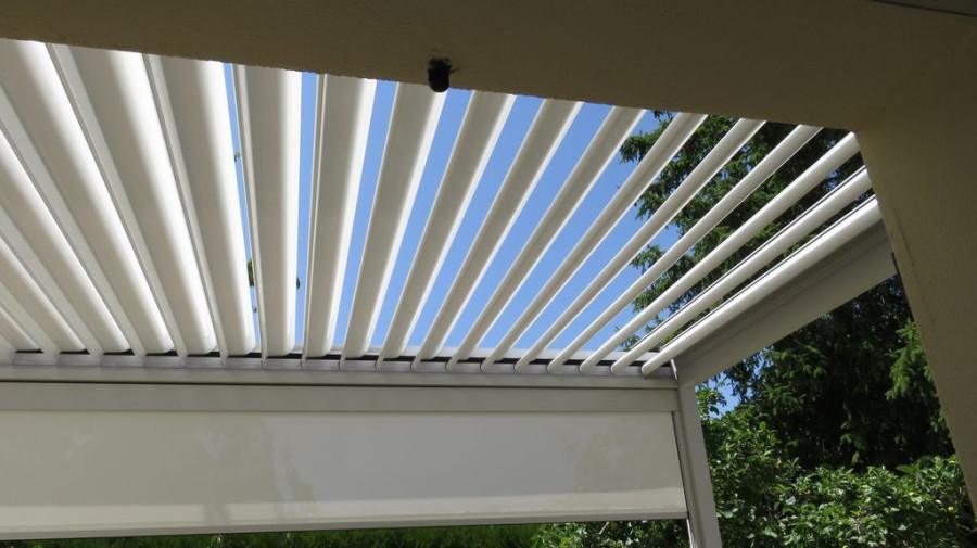 Installation de pergola bioclimatique en aluminium blanc à Troyes – Lorenove