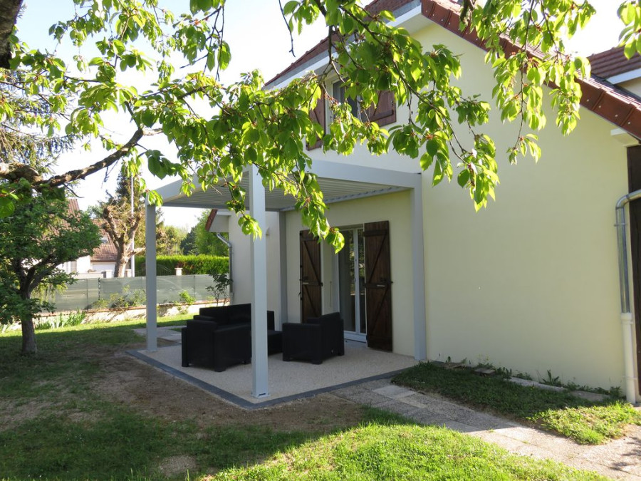 Installation de pergola bioclimatique en aluminium blanc à Troyes – Lorenove