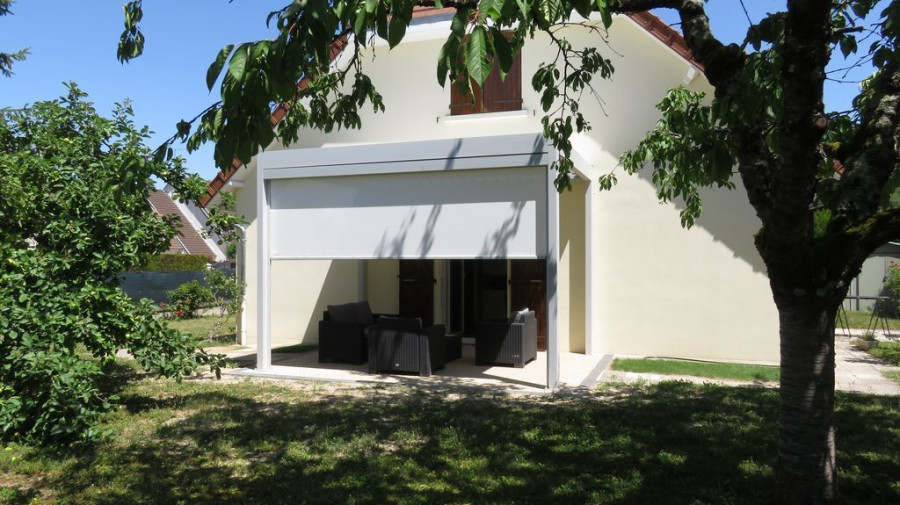 Installation de pergola bioclimatique en aluminium blanc à Troyes – Lorenove