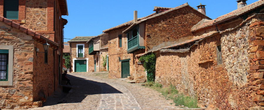 Julie et Michel ont eu un coup de cœur pour une petite maison mais elle est entièrement à rénover.