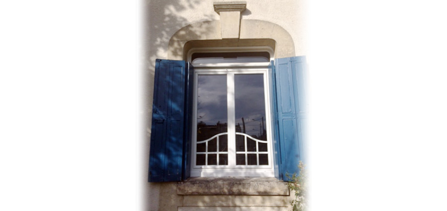 Installation d'une fenêtre PVC en rénovation par Acantis Fenêtres 