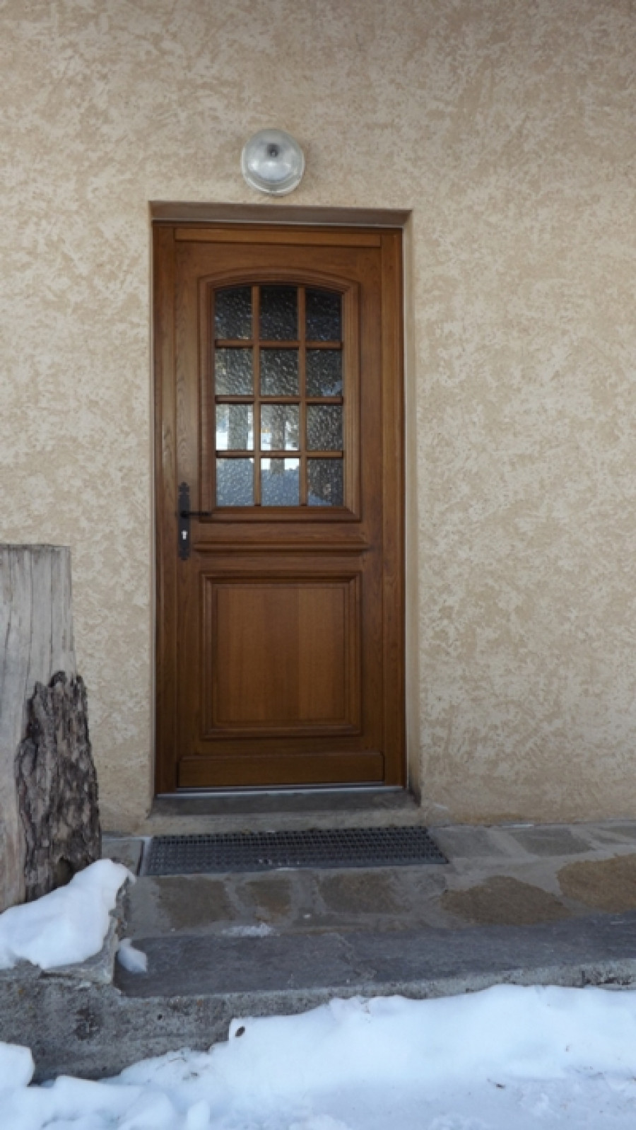 Porte d'entrée bois LORENOVE dans le Queyras près de Gap 