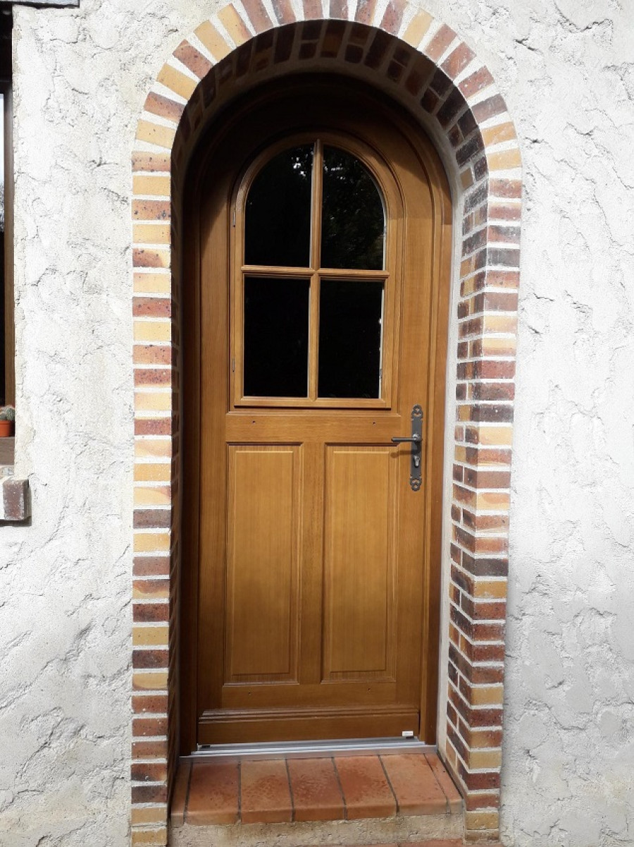 porte d'entrée cintrée en bois à Coignières