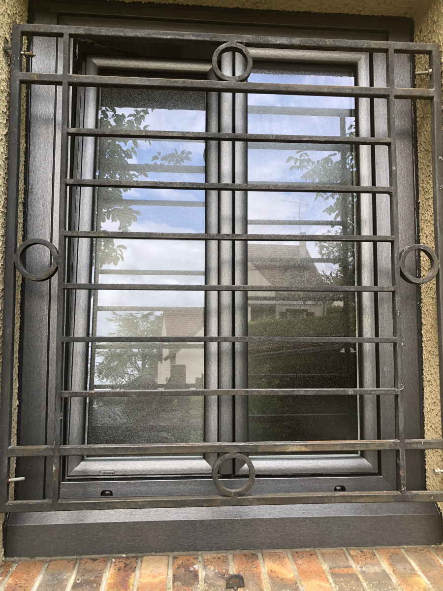 Pose de fenêtres en PVC blanc et gris métal brossé et de volets roulants solaires
