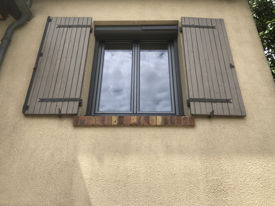 Pose de fenêtres en PVC blanc et gris métal brossé et de volets roulants solaires