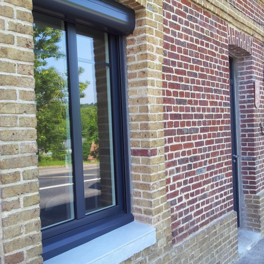 Faites le choix de la modernité et de la performance avec des fenêtres en aluminium à Rambouillet