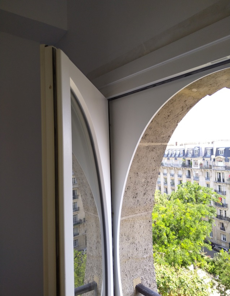 Pose de fenêtre ronde en bois par Lorenove Paris Ouest (75)