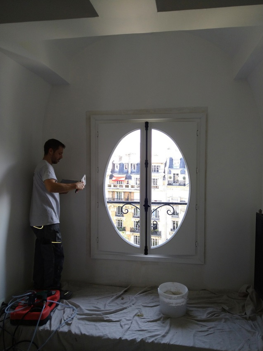 Pose de fenêtre ronde en bois par Lorenove Paris Ouest (75)