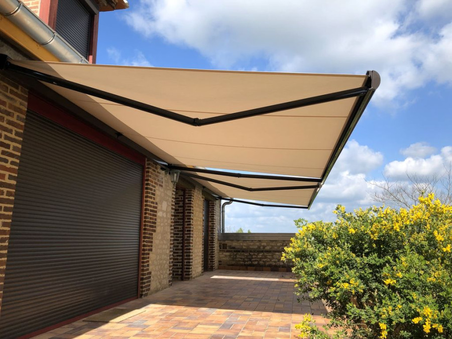 Stores de terrasse : préparez votre extérieur dès maintenant