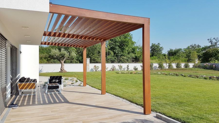 Installer une pergola à Martigues : les avantages
