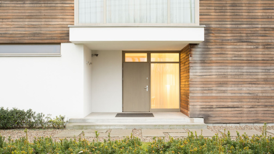 Porte d’entrée à Grasse : bien choisir entre PVC, alu ou bois