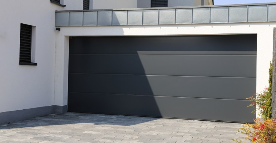 Harmonisez la façade de votre maison avec une nouvelle porte de garage avec Lorenove Senlis