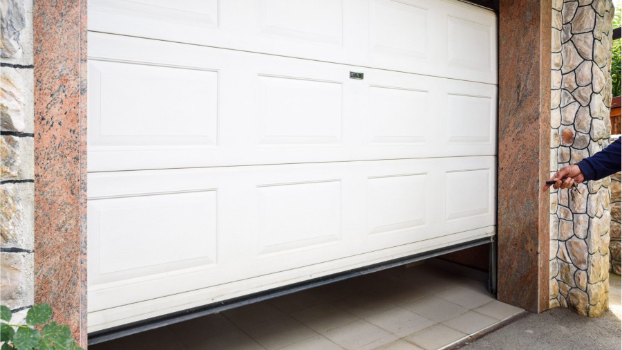 Votre porte de garage fait bien plus que protéger votre voiture à Sainte-Maxime