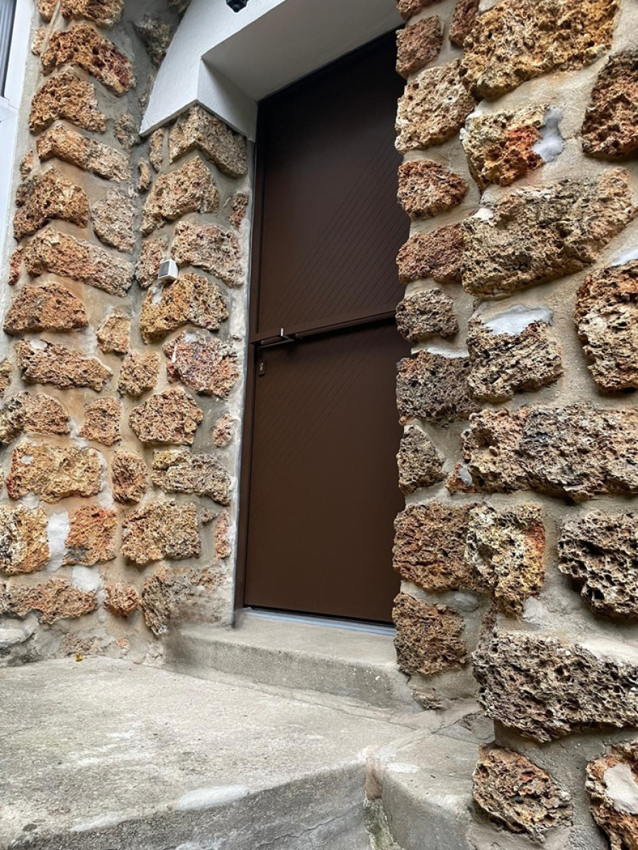Porte d'entrée Zilten en aluminium pour maison en meulière