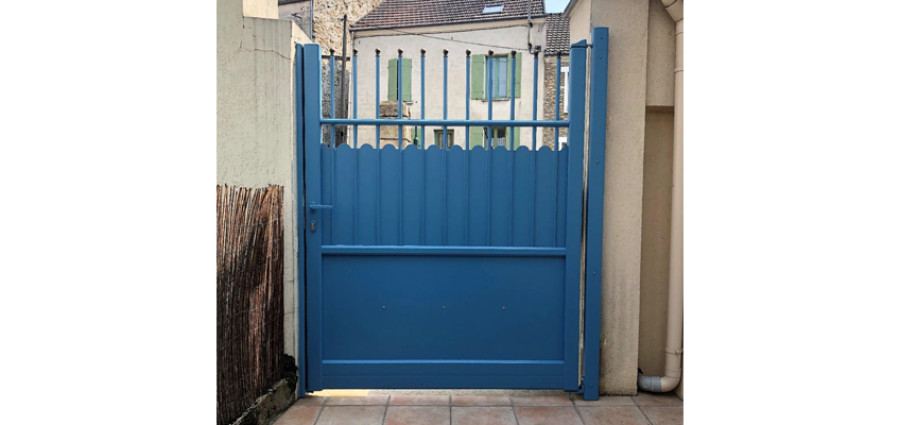 Pose d'un joli portillon en aluminium bleu