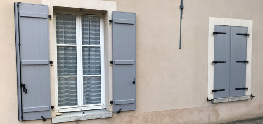 Installation de volets battants en aluminium