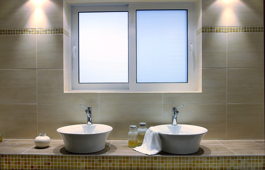 Lavabo de salle de bain devant une fenêtre